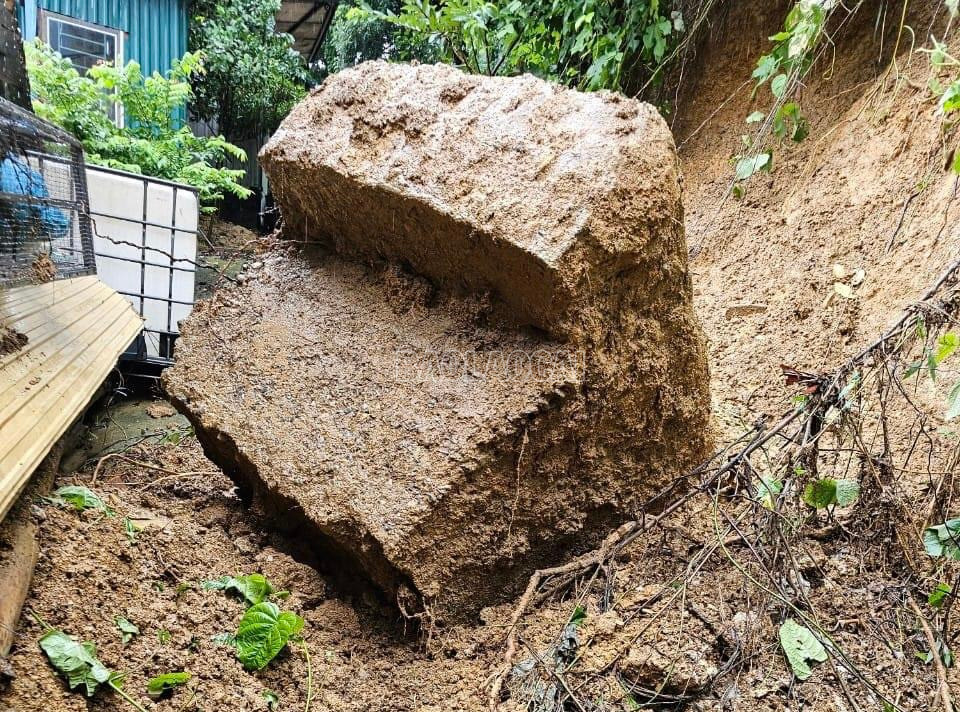 Khối đá lớn lăn xuống phía sau lưng nhà anh Tạ Quốc Thịnh là chân trụ điện. E83EE936-FAC4-4249-B5E1-038CDFA6D7B2.jpeg