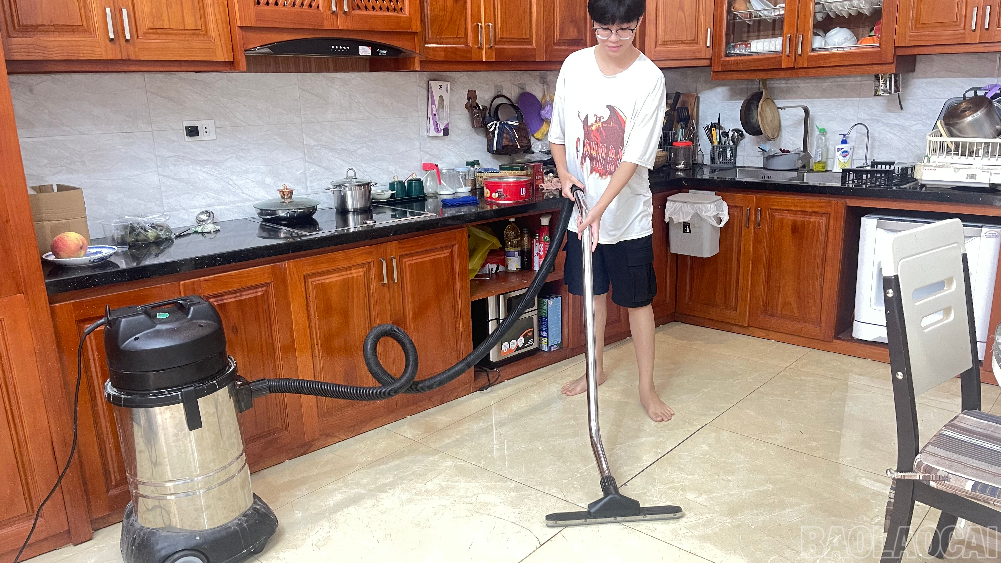 Nhà anh Thịnh có dấu hiệu nền ngấm nước mỗi khi mưa lớn. 2FF35594-A8BB-4610-844F-450CEBE0DE10.jpeg