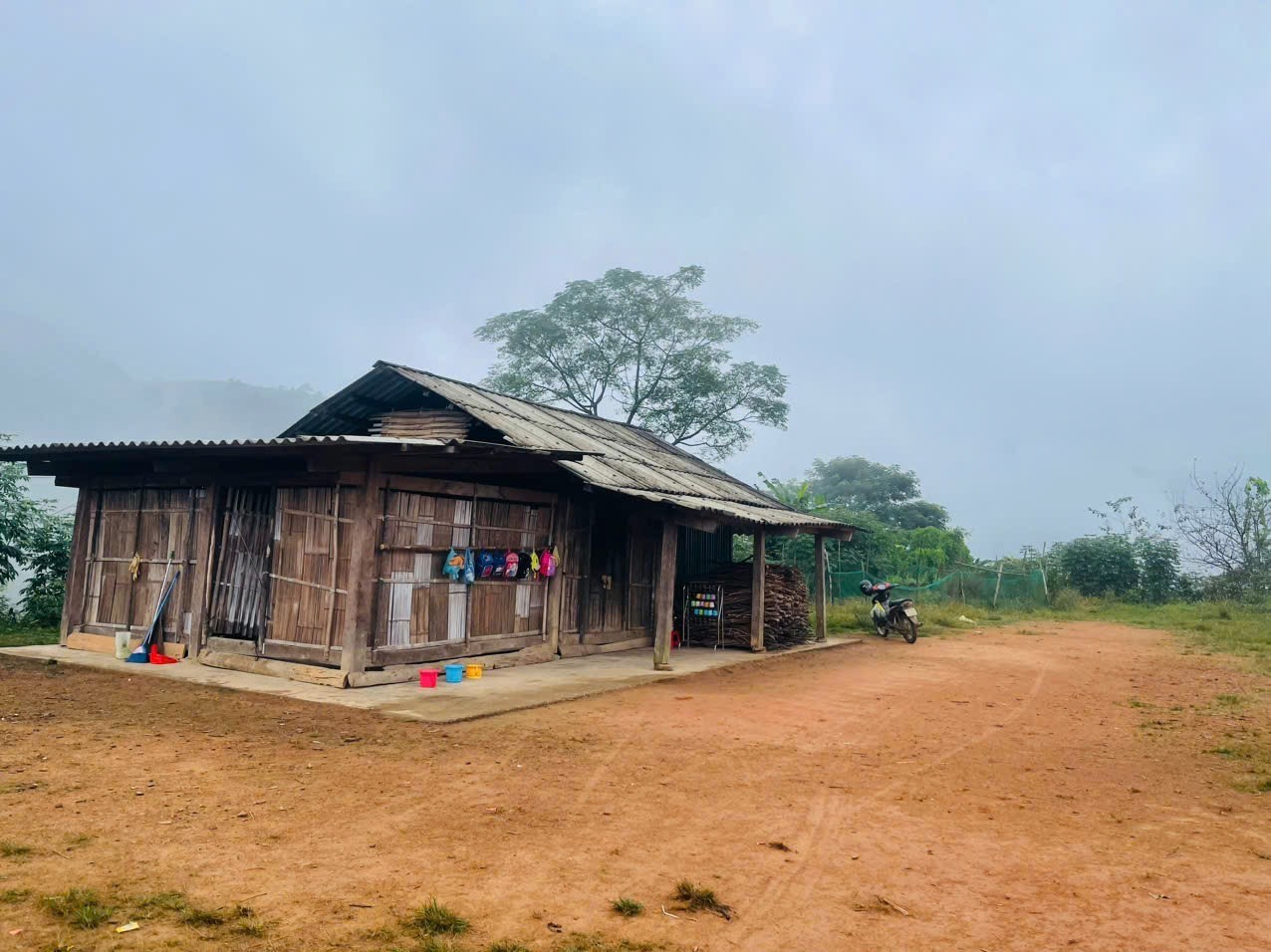 Ngôi nhà của người dân được nhà trường mượn tạm để làm lớp học. df7dc224-d04e-4bdd-98ab-7b6ae1abd3d4.jpg