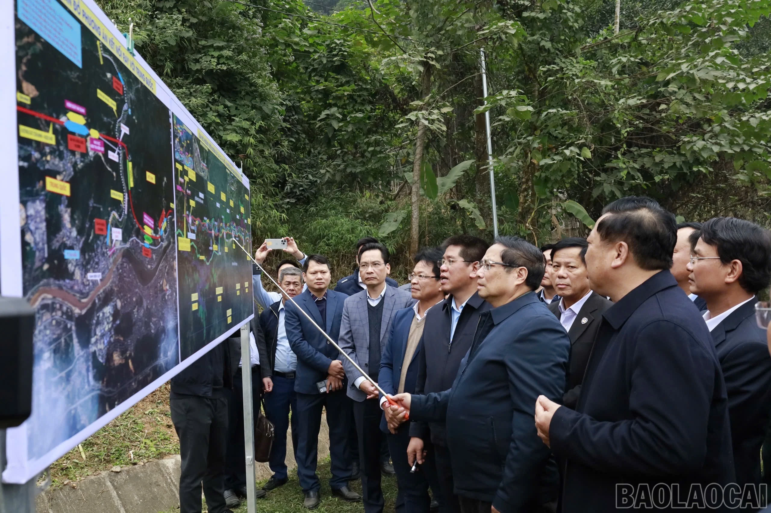 Đại diện các bộ, ngành báo cáo chi tiết tiến độ dự án tuyến đường sắt Lào Cai - Hà Nội - Hải Phòng.