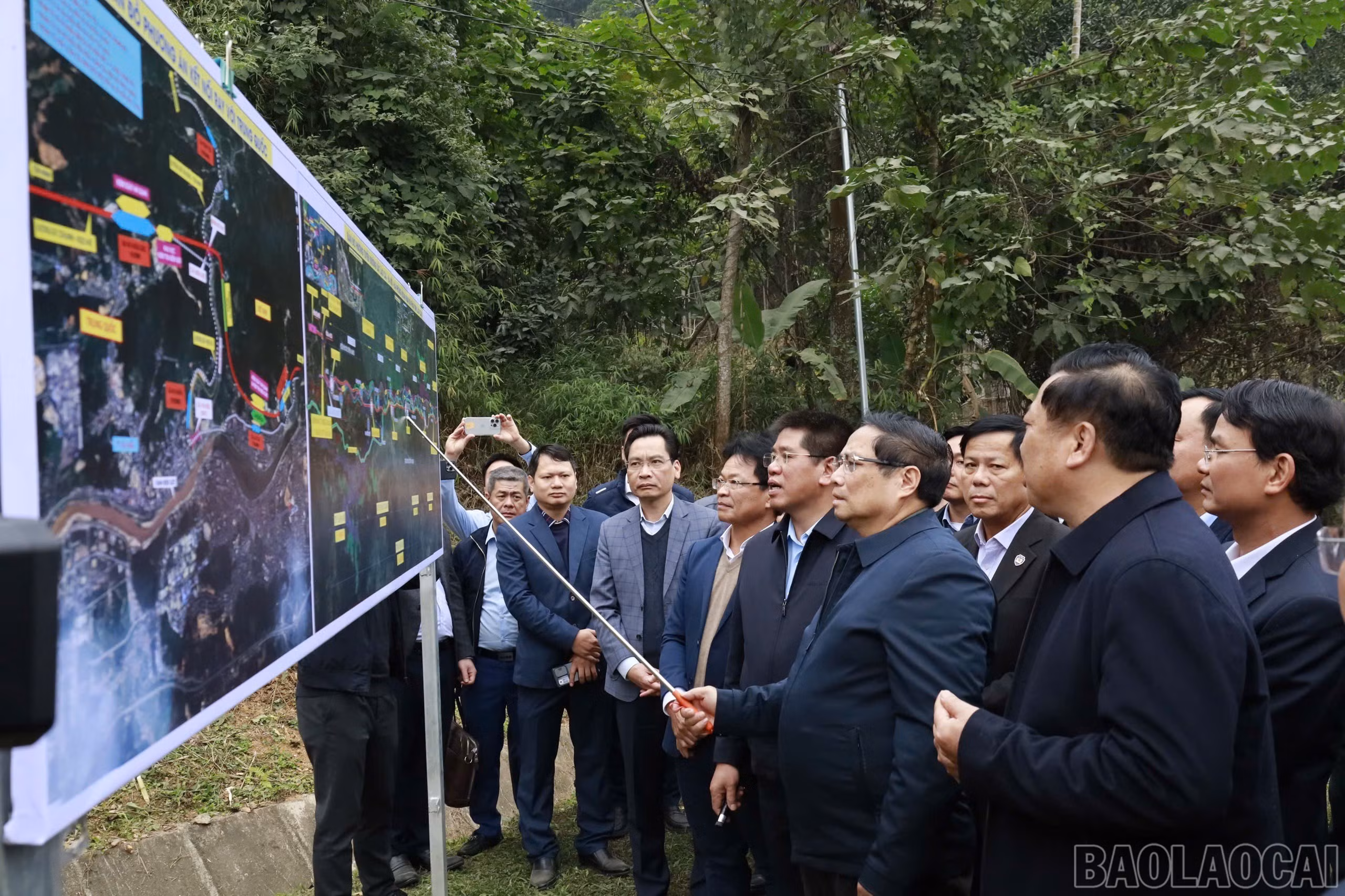 Đại diện các bộ, ngành báo cáo chi tiết tiến độ dự án tuyến đường sắt Lào Cai - Hà Nội - Hải Phòng.
