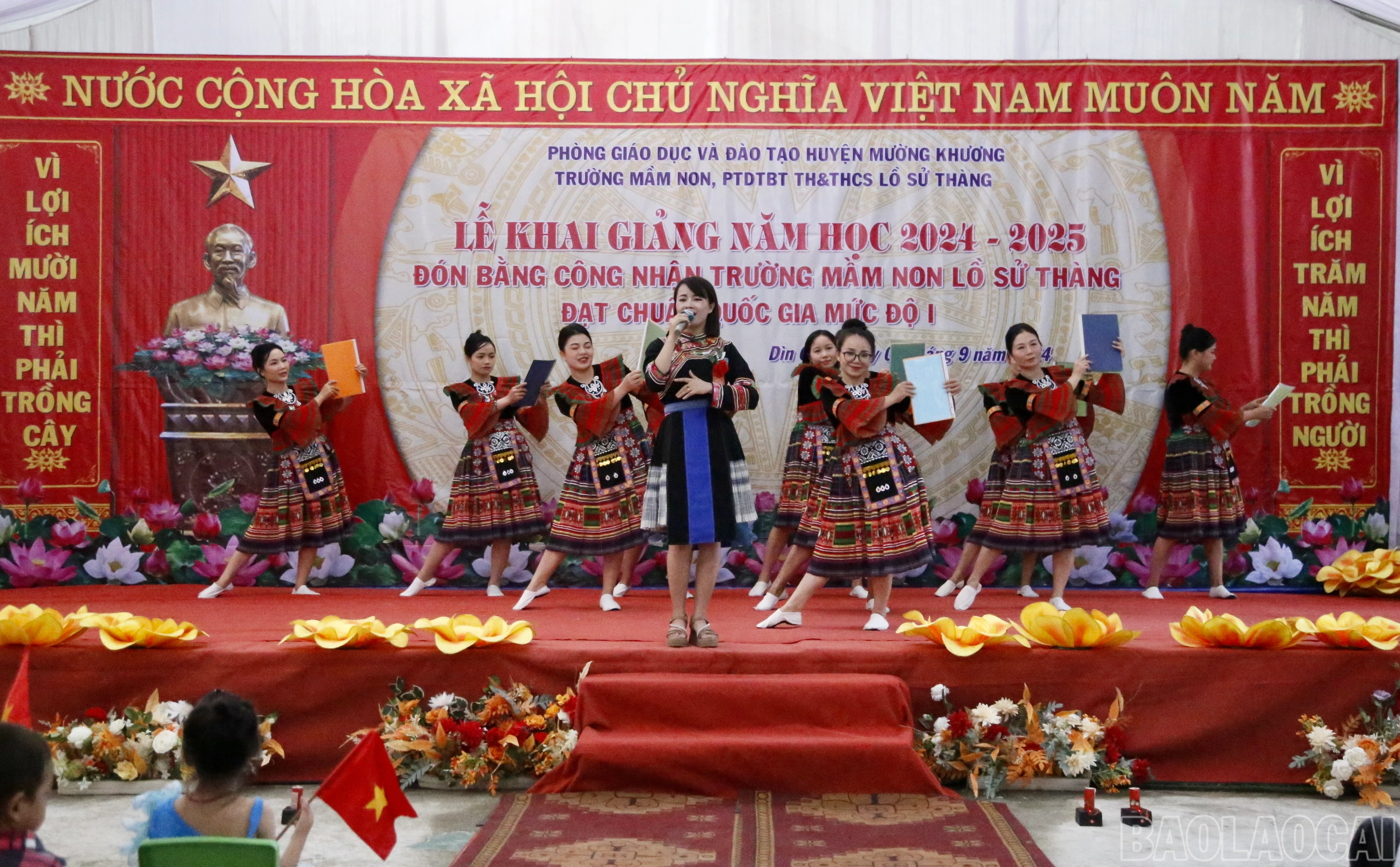 Văn nghệ chào mừng.