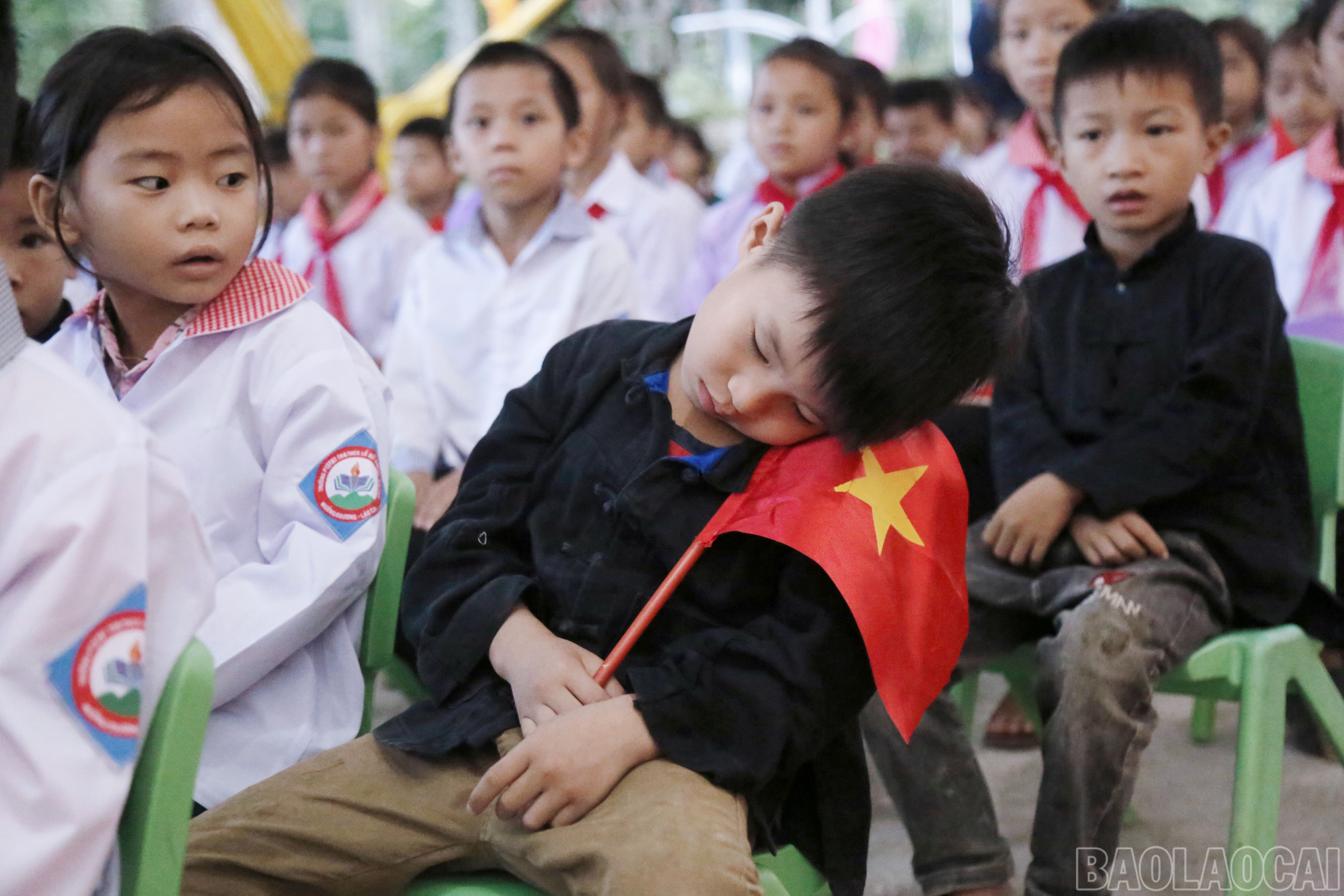 Thậm chí, có học sinh ngủ gật nhưng tay vẫn không quên cầm cờ. 580E7F22-895B-49D4-AE72-3D49CFC25535.jpeg