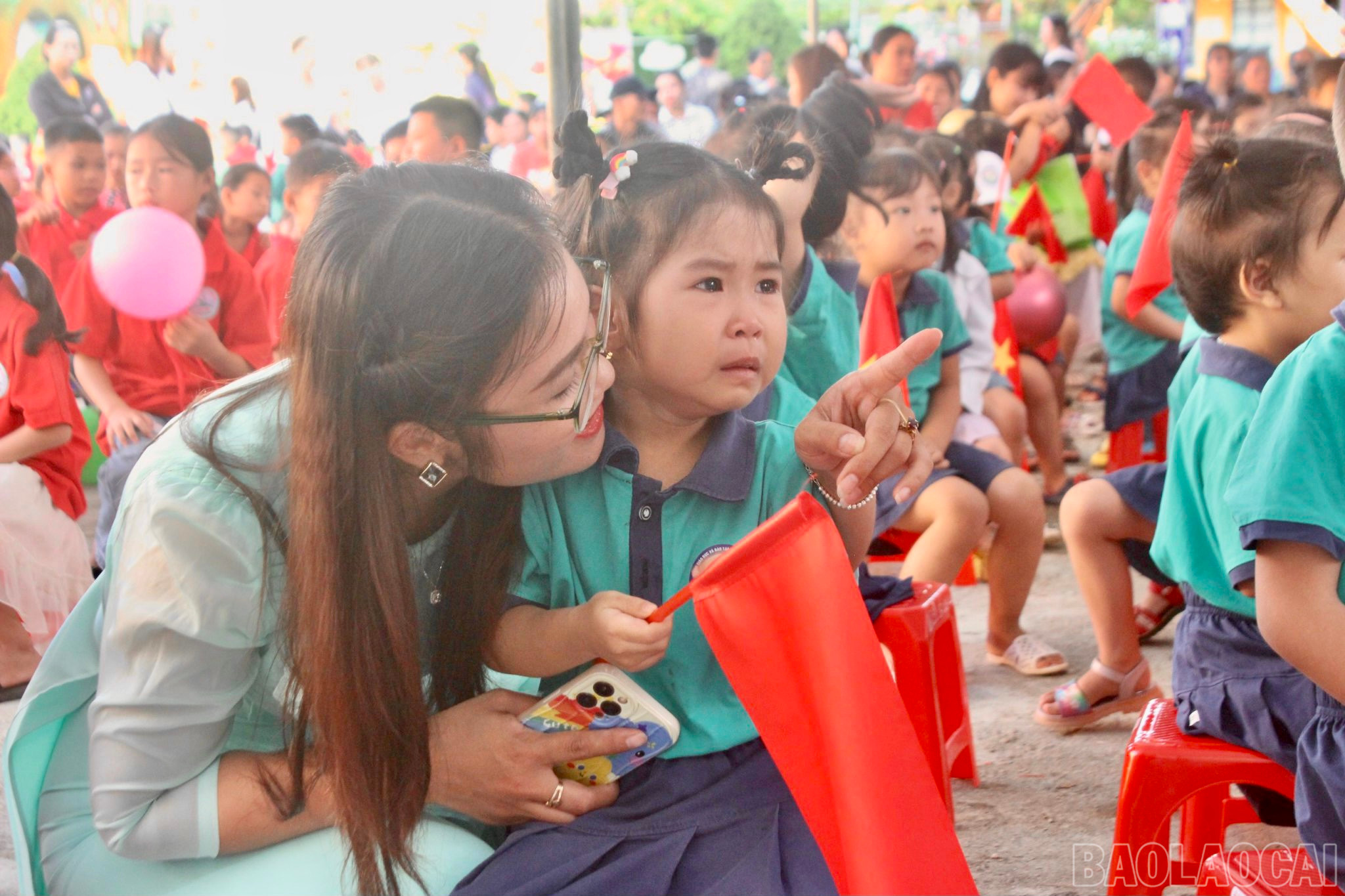 Ngày đầu tiên tới trường, lạ lẫm với môi trường mới khiến nhiều trẻ "khóc nhè", các cô giáo phải dỗ dành. 36802DB8-0ECF-4A4C-AE6E-28D383AFFAC2.jpeg