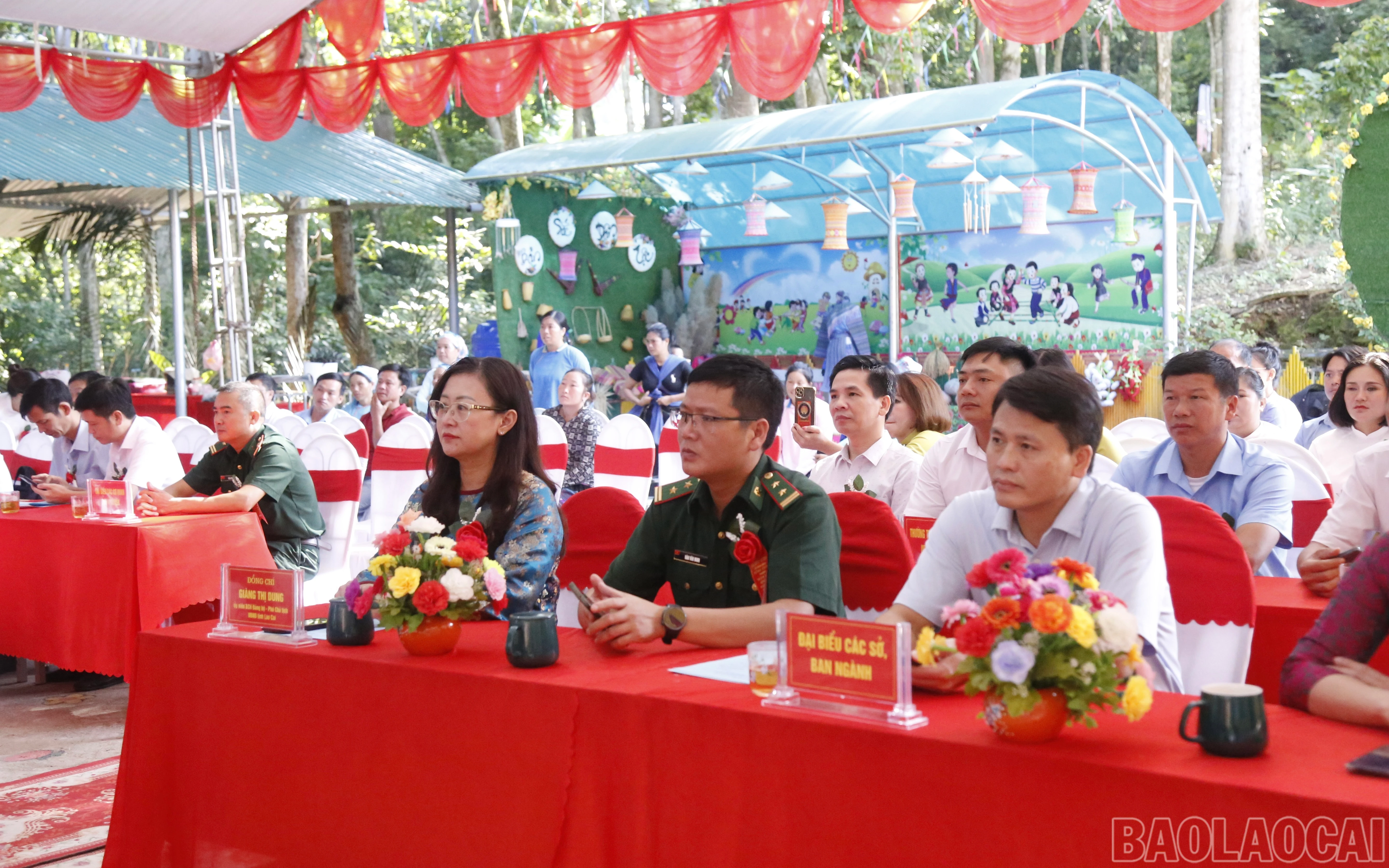 Các đại biểu tham dự lễ khai giảng.