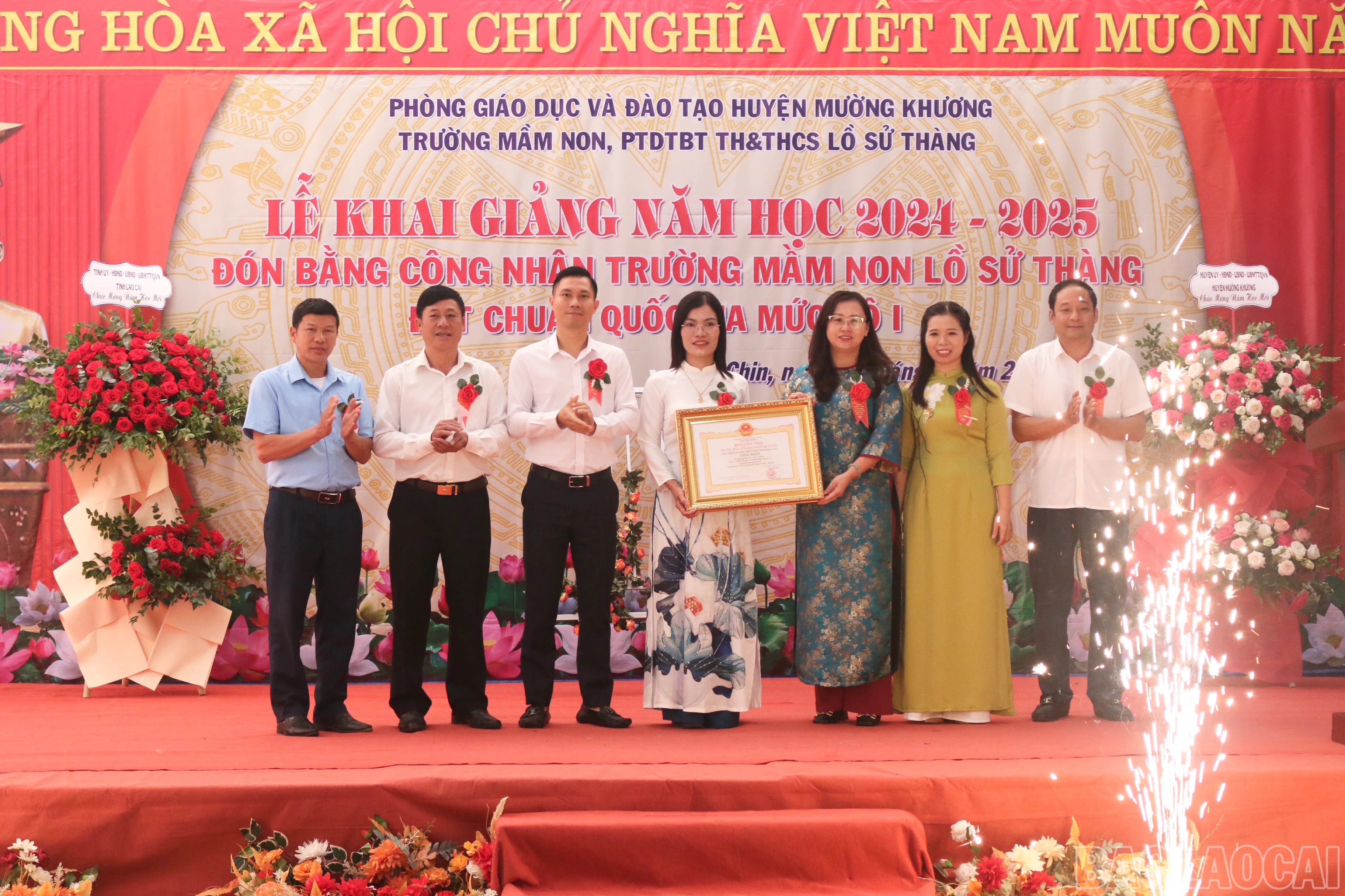 Đồng chí Giàng Thị Dung, Phó Chủ tịch UBND tỉnh trao Bằng công nhận trường đạt chuẩn quốc gia mức độ 1 cho Trường Mầm non Lồ Sử Thàng.