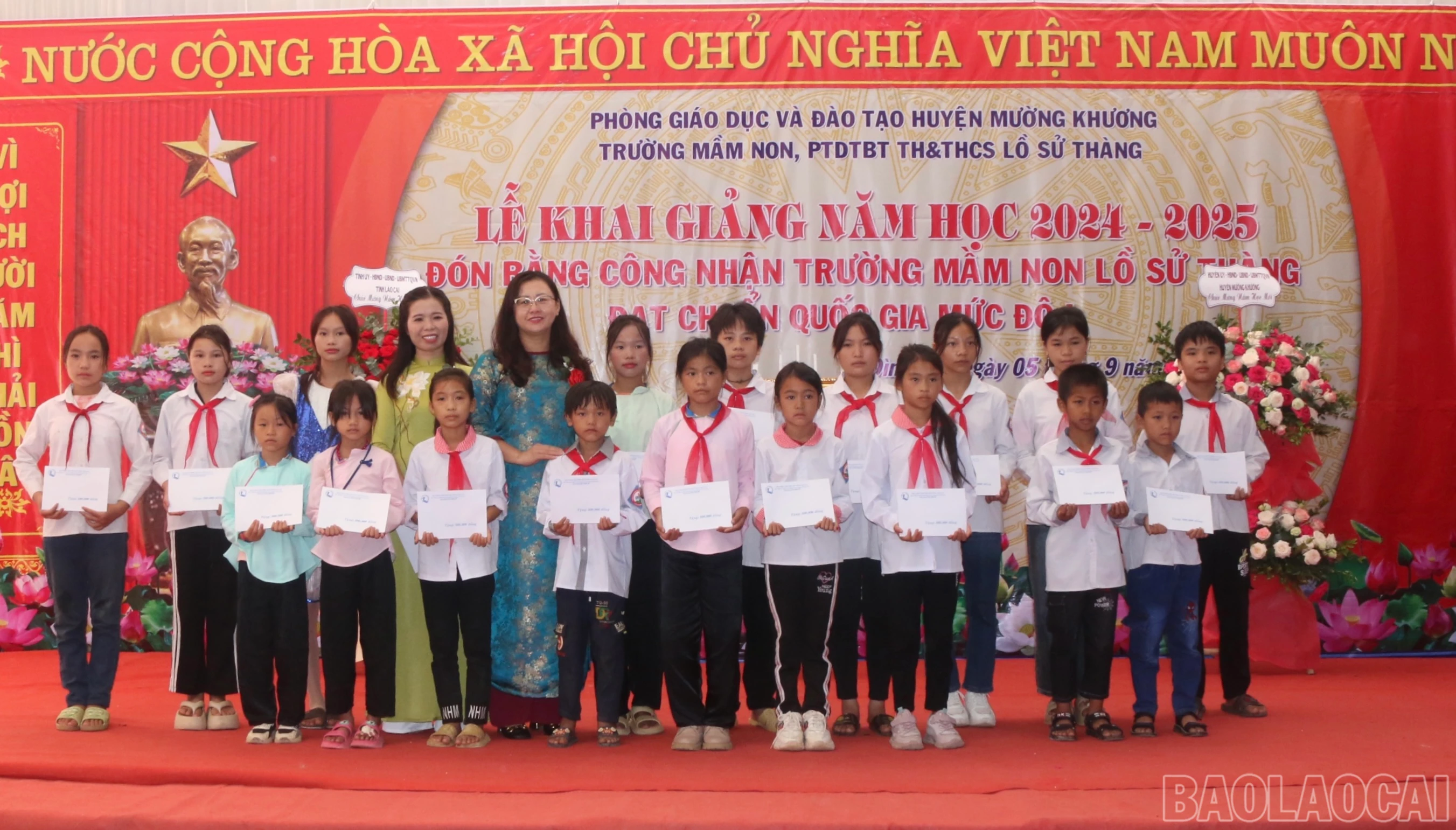 Đồng chí Giàng Thị Dung, Phó Chủ tịch UBND tỉnh trao học bổng cho học sinh.