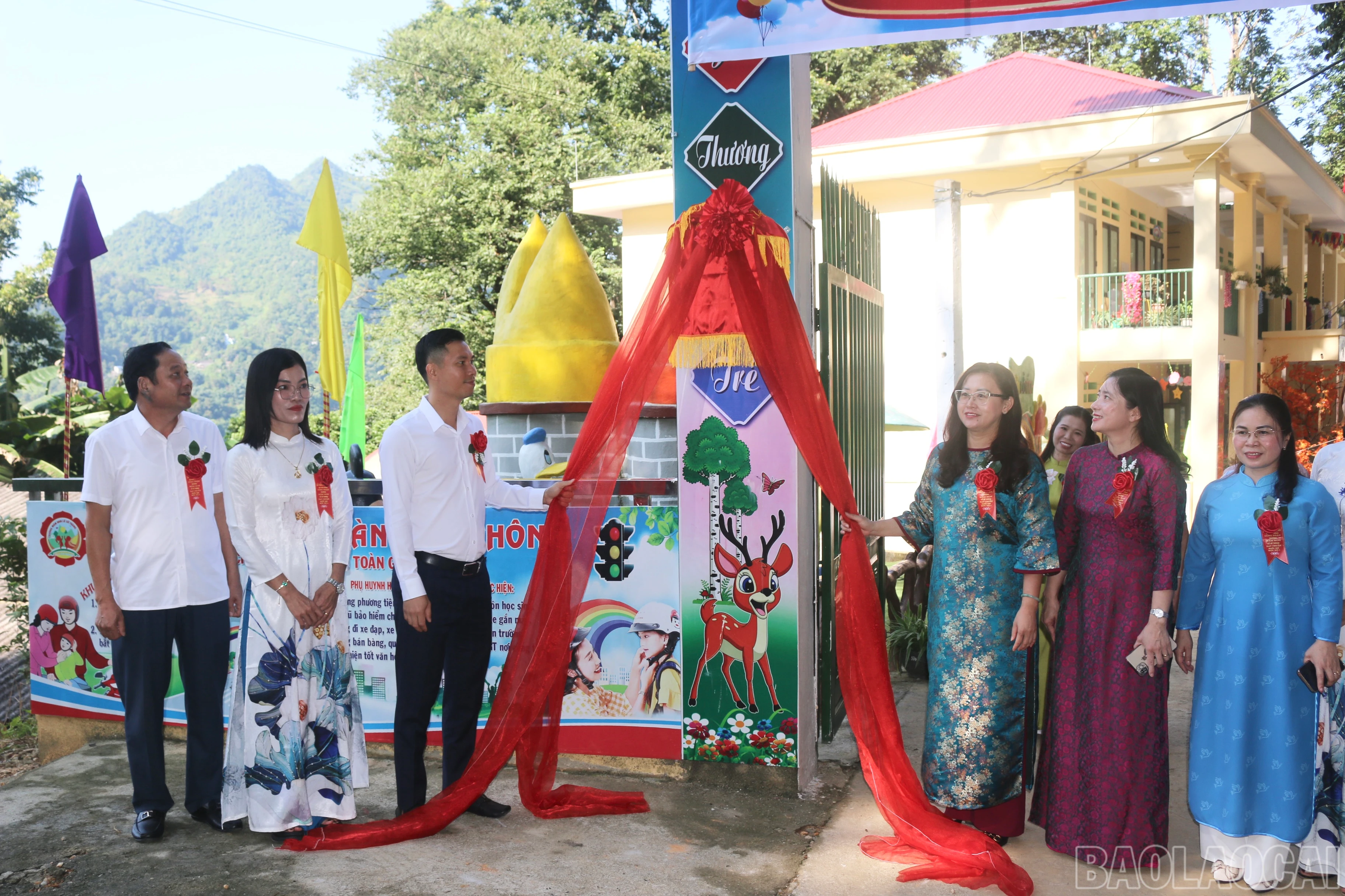 Các đại biểu khai trương biểu trưng trường chuẩn quốc gia.