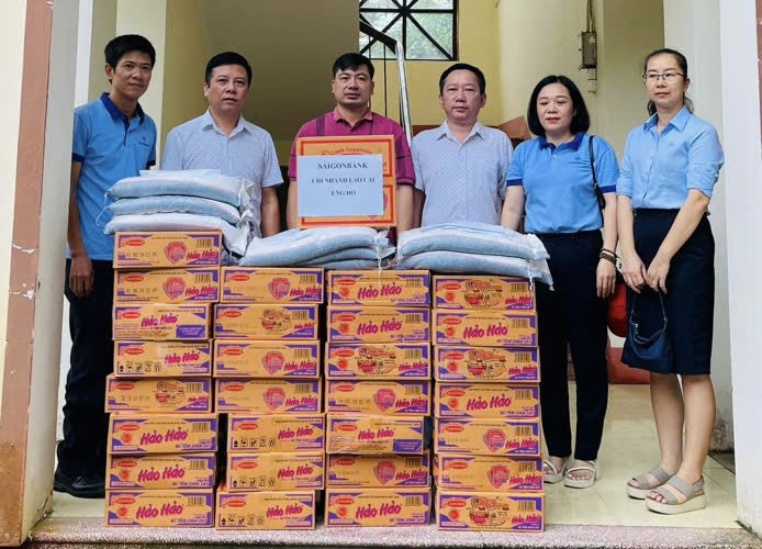 Các món quà thiện nguyện do giáo viên Trường THCS Vạn Hoà kêu gọi từ các nhà hảo tâm. 4FEA8B67-78A5-4D33-B0C7-34B32EFDEEDC.jpeg