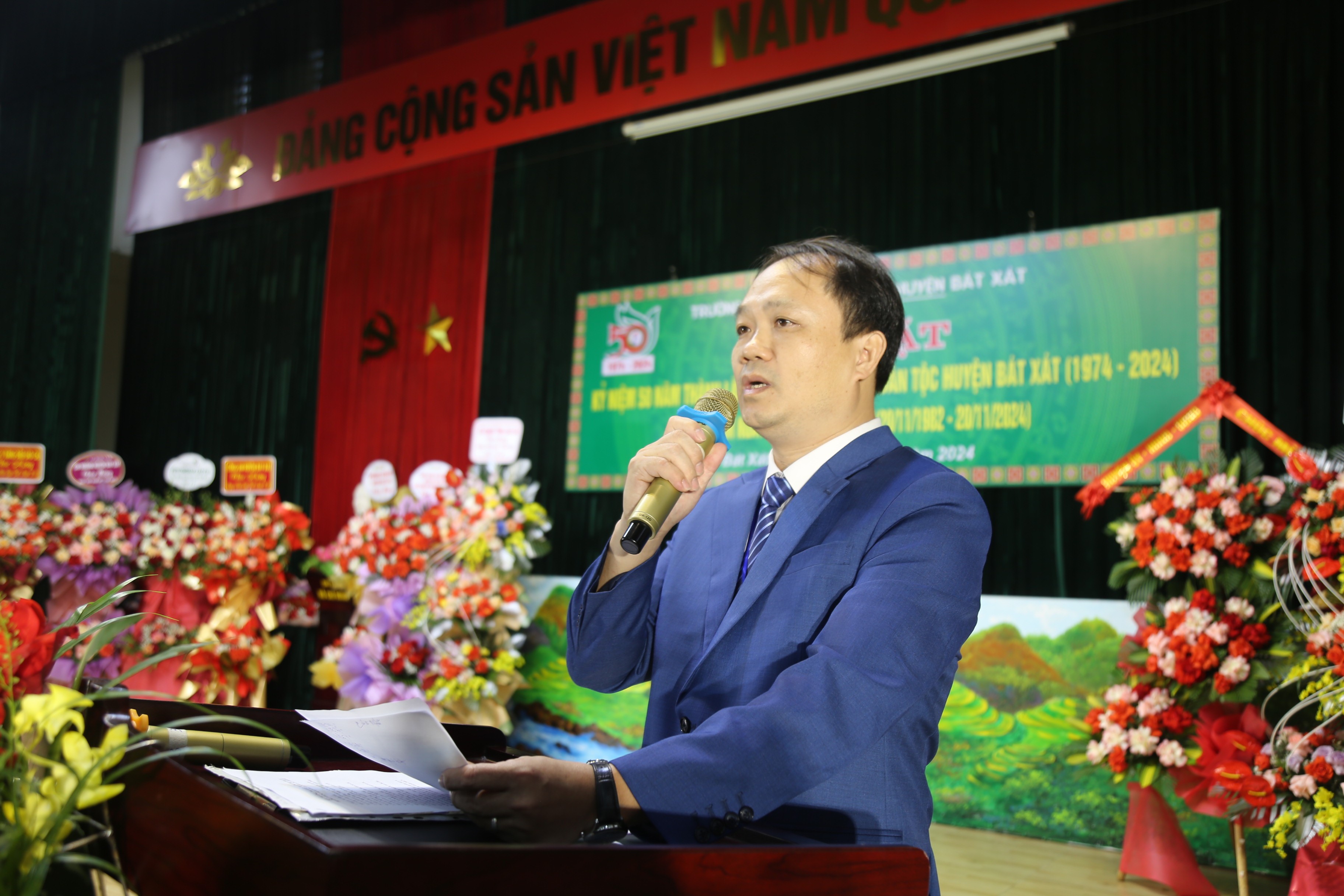 Nhà giáo Lê Huy Phú, Bí thư Chi Bộ, Hiệu trưởng nhà trường đọc diễn văn kỷ niệm 50 năm thành lập trường. ee038741-dc1f-4a4f-a555-a26b8e66ea51.jpg