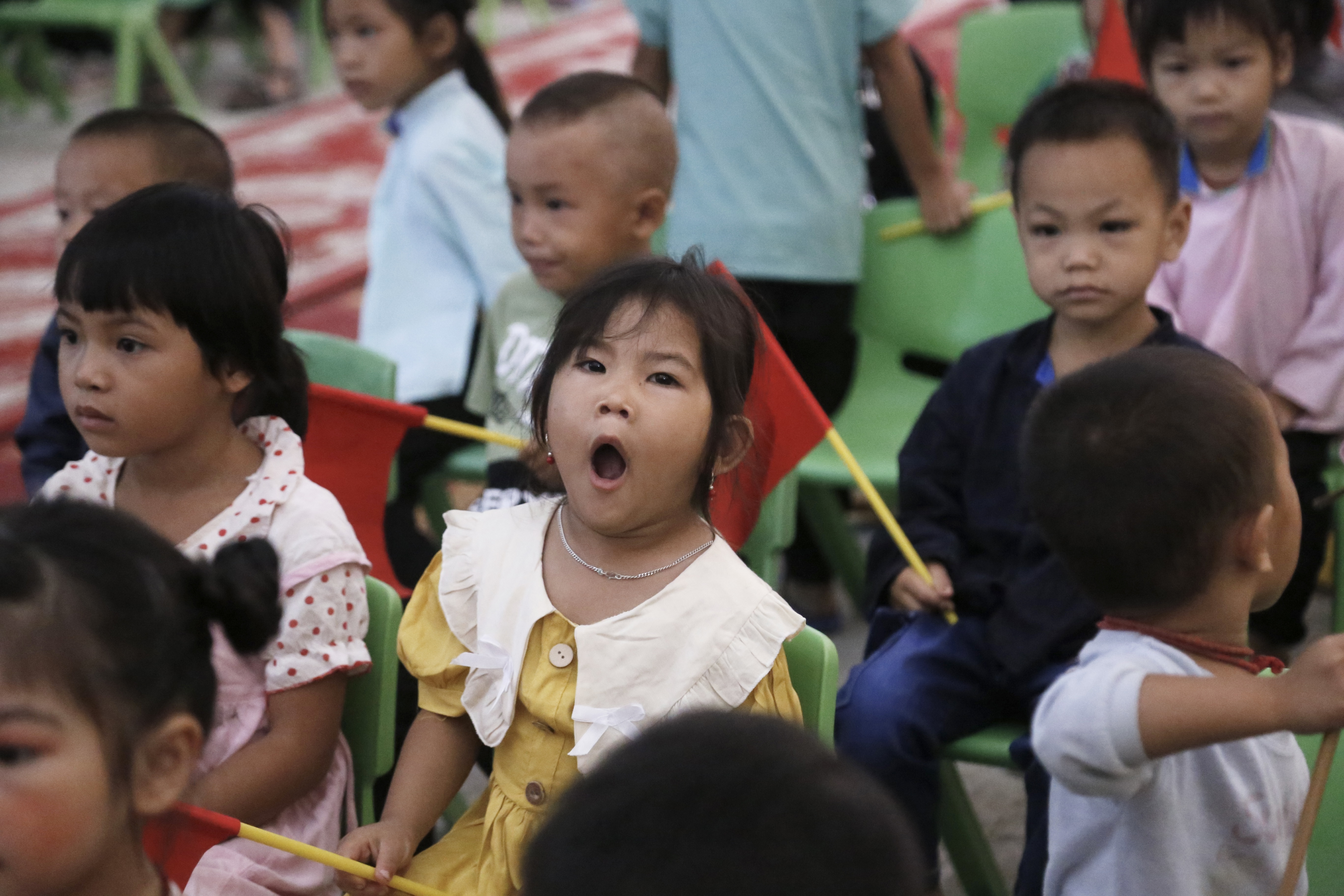 Thức dậy từ sớm chuẩn bị cho lễ khai giảng năm học mới, nhiều em vẫn còn ngáp ngắn, ngáp dài. 201BA22A-4506-4B1A-8485-5079842B991F.jpeg