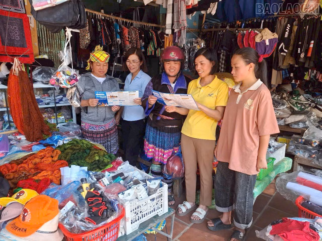 Funcionarios de seguridad social difundiendo información en el mercado de Mu Cang Chai.