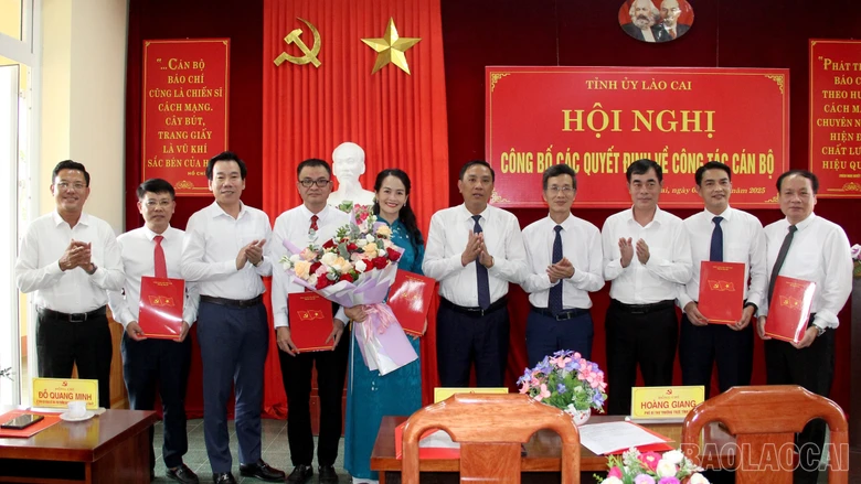 Báo và Phát thanh, truyền hình tỉnh Lào Cai công bố các Quyết định về công tác cán bộ
