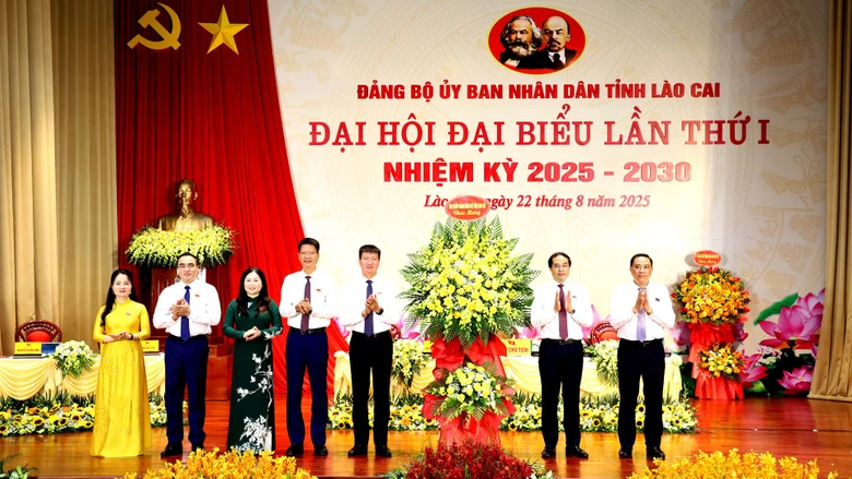 Đồng chí Bí thư Tỉnh uỷ tặng hoa chúc mừng Đai hội.