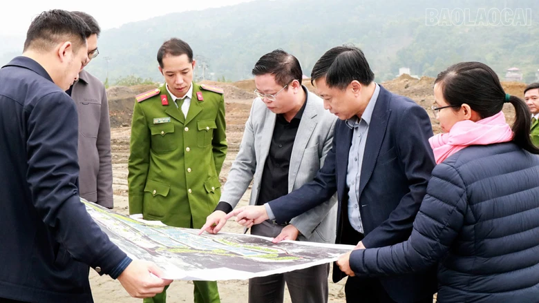 Bí thư Đảng ủy xã Bát Xát khảo sát công tác giải phóng mặt bằng các dự án trọng điểm