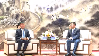 Phó Bí thư Tỉnh ủy, Chủ tịch UBND tỉnh Lào Cai Trần Huy Tuấn chào xã giao Bí thư Châu ủy châu Văn Sơn