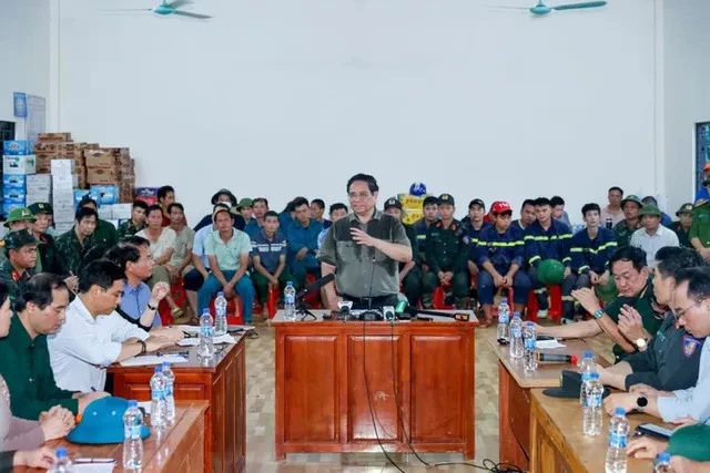 Thủ tướng cảm ơn bà con đã chấp hành nghiêm túc các chỉ đạo, hướng dẫn của các cấp; cảm ơn các lực lượng cứu hộ, cứu nạn đã tích cực triển khai nhiệm vụ.