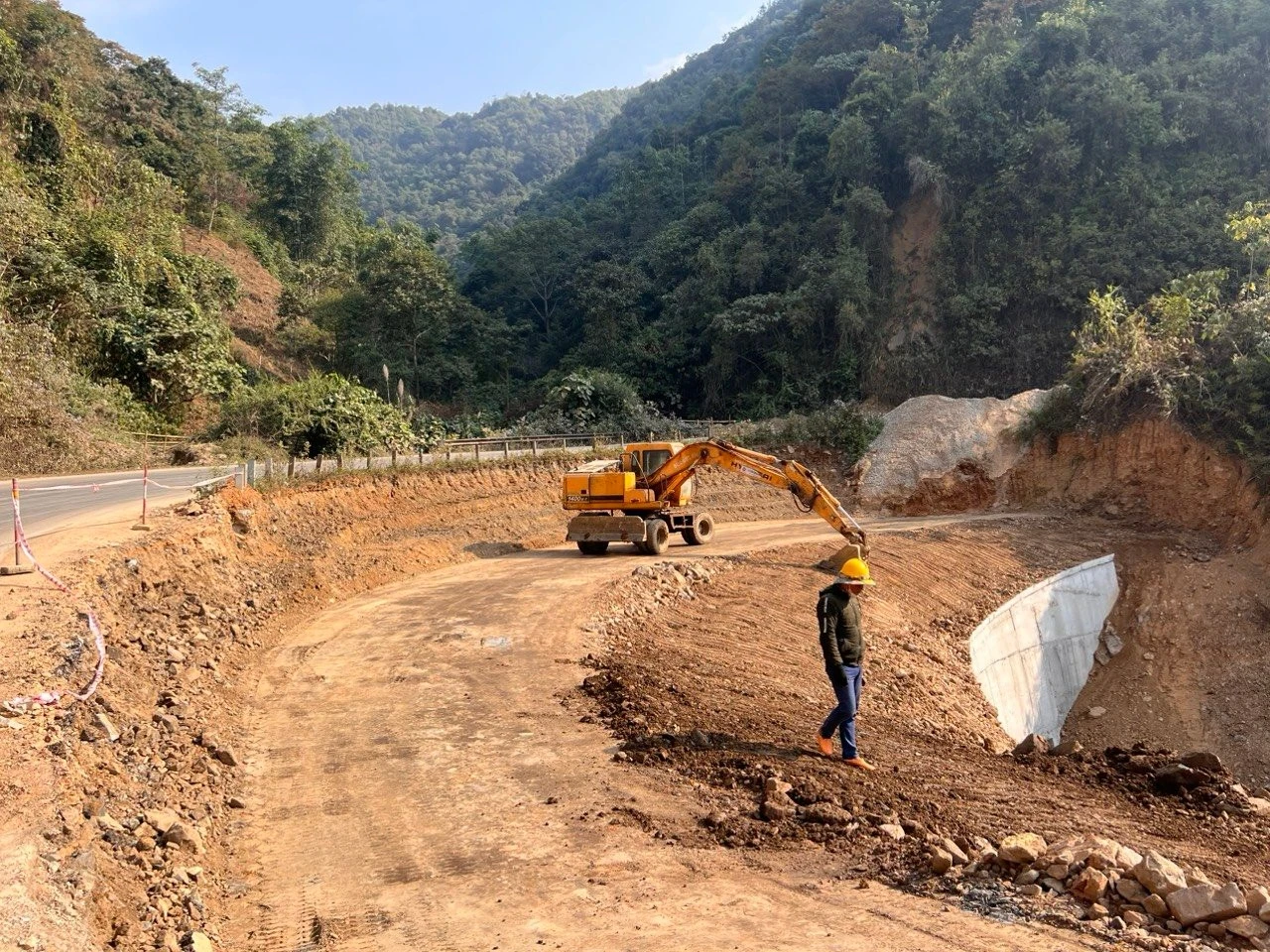 Thi công dự án tăng cường kết nối giao thông khu vực miền núi phía Bắc.
