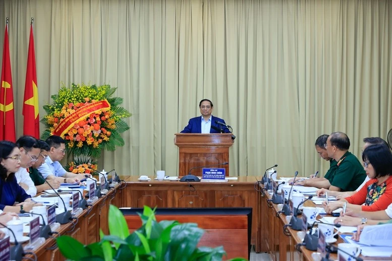 Thủ tướng làm việc với Ban Quản lý Lăng Chủ tịch Hồ Chí Minh, các bộ, ngành liên quan và thành phố Hà Nội.