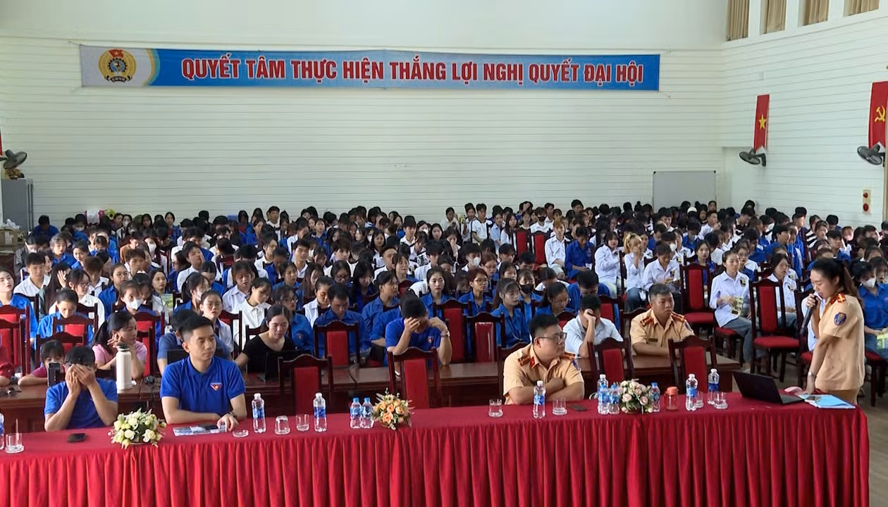 Tuyên truyền về văn hóa giao thông cho 500 đoàn viên, thanh niên Trường Cao đẳng Lào Cai.