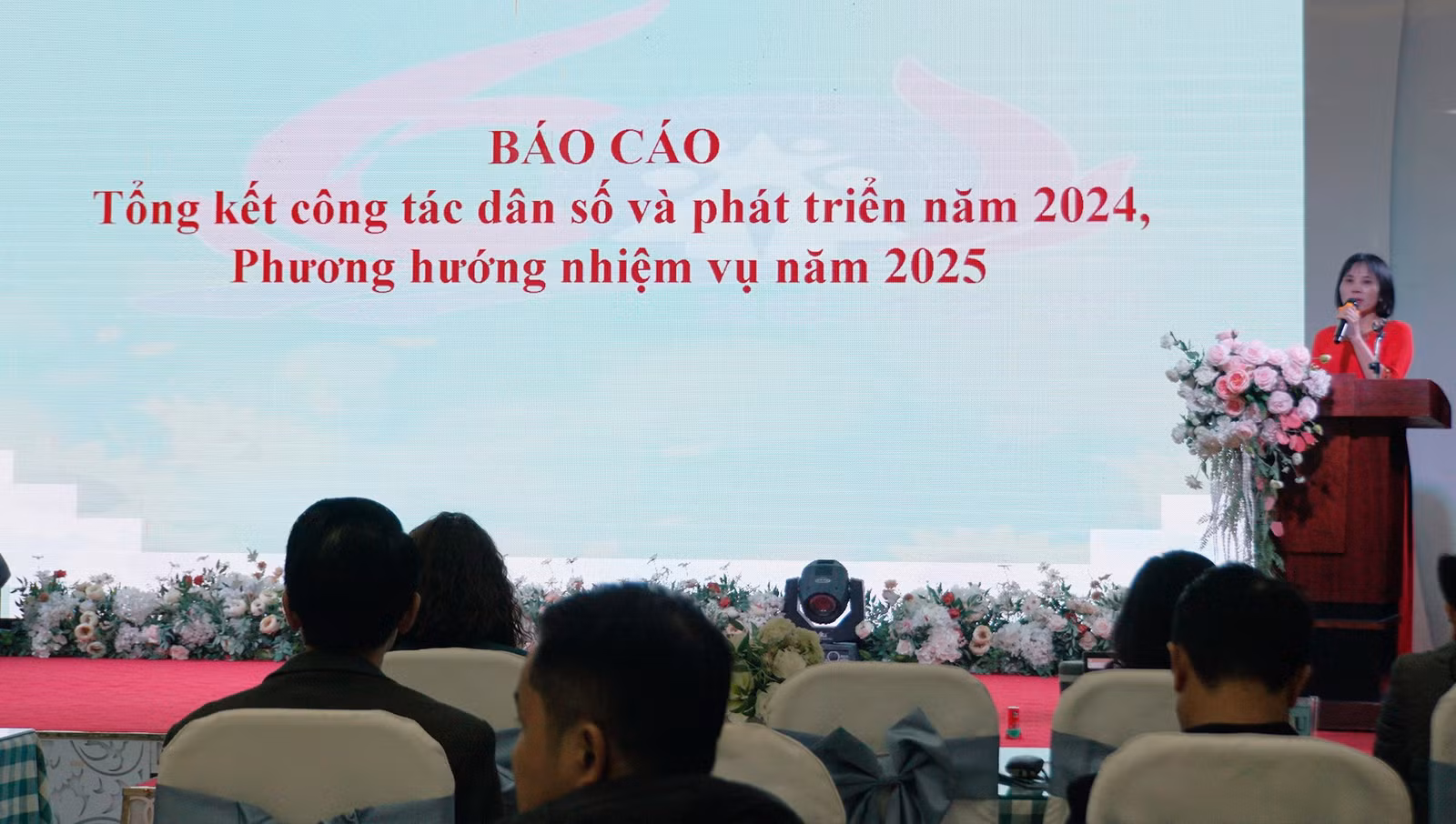 Báo cáo viên báo cáo kết quả công tác dân số và phát triển năm 2024; phương hướng, nhiệm vụ năm 2025.