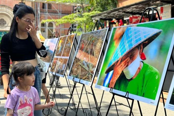 Triển lãm "Vươn lên thôn Làng Nủ" tại đường sách Nguyễn Văn Bình (quận 1). Ảnh: Mai Nhật