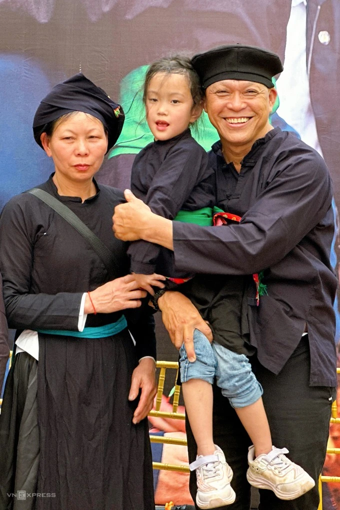 Nhiếp ảnh gia Nguyễn Á bên bé Hoàng Ngọc Lan và bà Hoàng Thị Thanh - bà ngoại bé. Ảnh: Mai Nhật