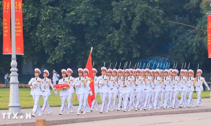 Đội tiêu binh di chuyển ra khu vực thực hiện nghi lễ thượng cờ mừng 79 năm Quốc khánh 2/9 tại quảng trường Ba Đình. Ảnh: TTXVN