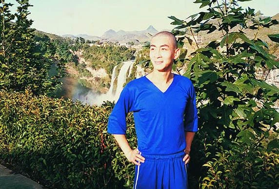 Lục Tiểu Linh Đồng chụp hình ở thác Hoàng Quả Thụ tại tỉnh Quý Châu, hè năm 1983. Ảnh: The Paper