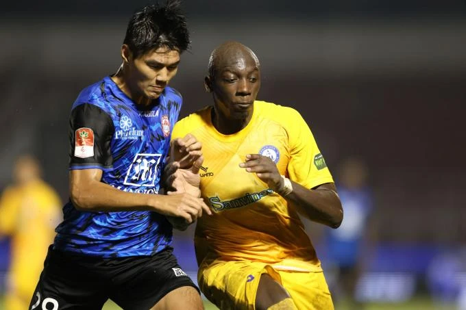 Mamadou Guirassy (phải) thi đấu cho Khánh Hòa ở trận thua CLB TP HCM 0-2, tại vòng một V-League 2023-2024. Ảnh: Đức Đồng