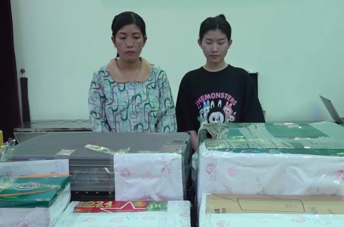 Nguyễn Thị Thu Trang (trái) và Võ Thu Hiền cùng tang vật. Ảnh: Công an cung cấp