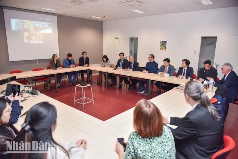 Đại sứ Đinh Toàn Thắng bày tỏ sự quan tâm tới chương trình giảng dạy của khoa có sinh viên Việt Nam đang theo học. (Ảnh: KHẢI HOÀN)