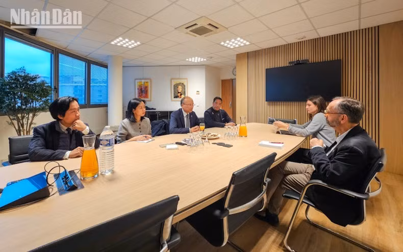 Đại sứ Đinh Toàn Thắng trao đổi với Thị trưởng thành phố Béziers Robert Ménard về các vấn đề giáo dục đại học, hợp tác kinh tế, giao lưu văn hóa và phát triển du lịch. (Ảnh: KHẢI HOÀN)