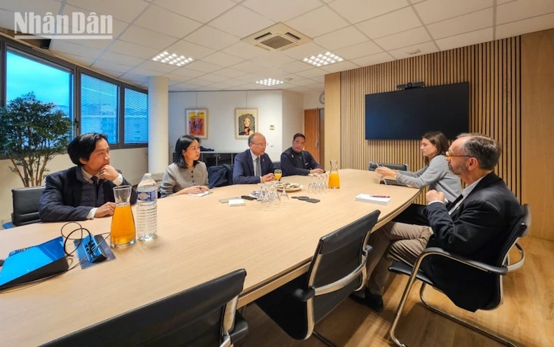 Đại sứ Đinh Toàn Thắng trao đổi với Thị trưởng thành phố Béziers Robert Ménard về các vấn đề giáo dục đại học, hợp tác kinh tế, giao lưu văn hóa và phát triển du lịch. (Ảnh: KHẢI HOÀN)