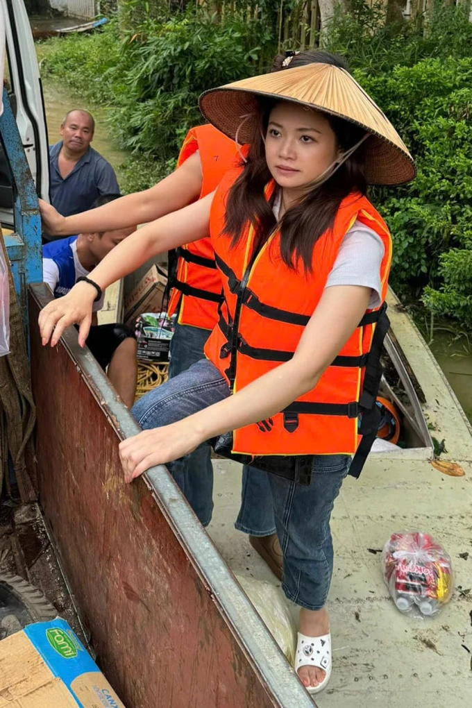 Diễn viên Kiều Anh ở vùng lũ hôm 10/9. Ảnh: Nhân vật cung cấp