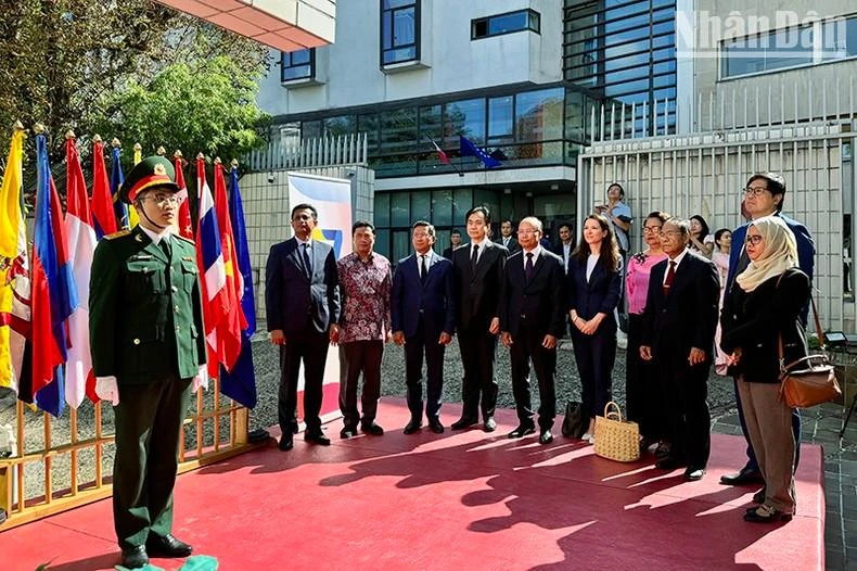 Đại sứ các nước ASEAN tại Pháp tham dự Lễ thượng cờ. ẢNH: KHẢI HOÀN