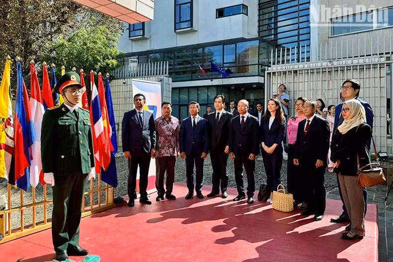 Đại sứ các nước ASEAN tại Pháp tham dự Lễ thượng cờ. ẢNH: KHẢI HOÀN