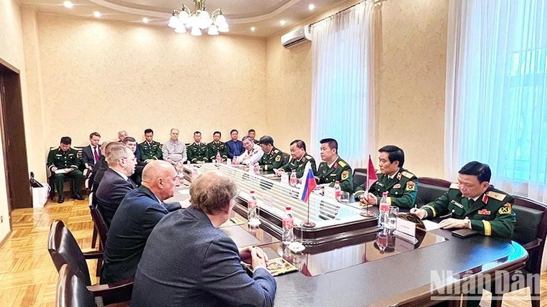 Thượng tướng Hoàng Xuân Chiến làm việc với Đô đốc Viktor Liina, Tư lệnh Hạm đội Thái Bình Dương Liên bang Nga.