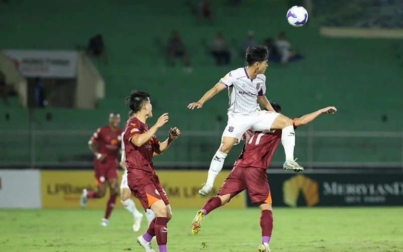 Becamex Bình Dương (áo trắng) thắng Quy Nhơn Bình Định 1-0.