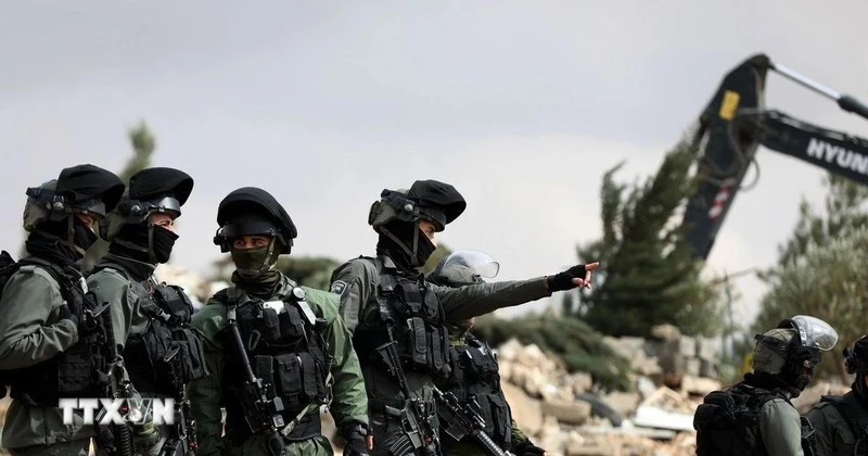 Binh sỹ Israel được triển khai tại thành phố Hebron, Bờ Tây. (Ảnh: THX/TTXVN)