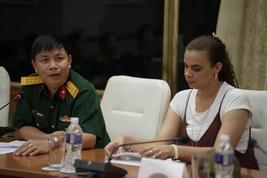 Đại tá Trần Viết Năng, Trưởng ban Thanh niên Quân đội, Trưởng đoàn sĩ quan trẻ Quân đội nhân dân Việt Nam phát biểu tại tọa đàm.