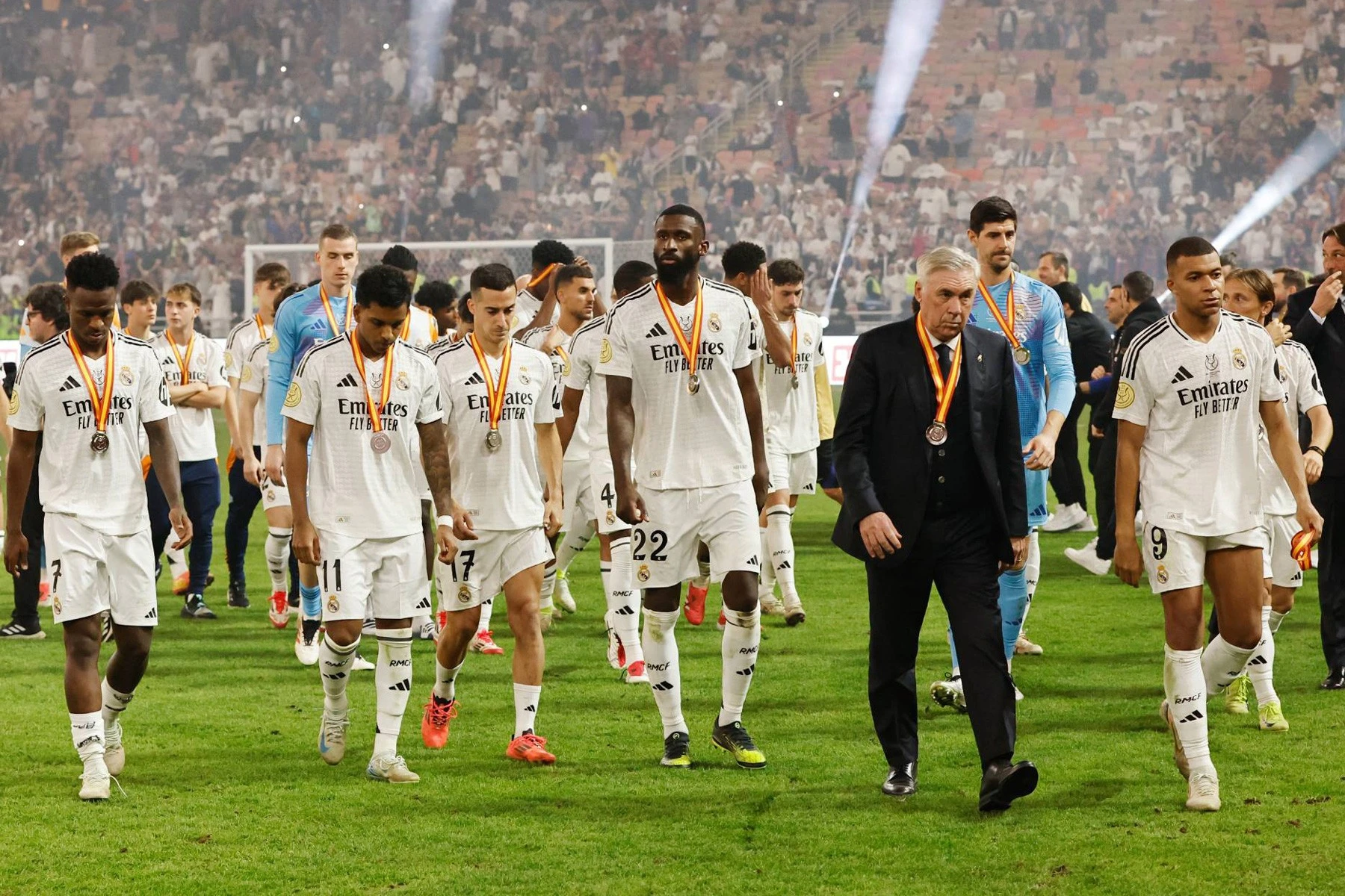 Real Madrid cúi đầu rời Saudi Arabia. Ảnh: Marca