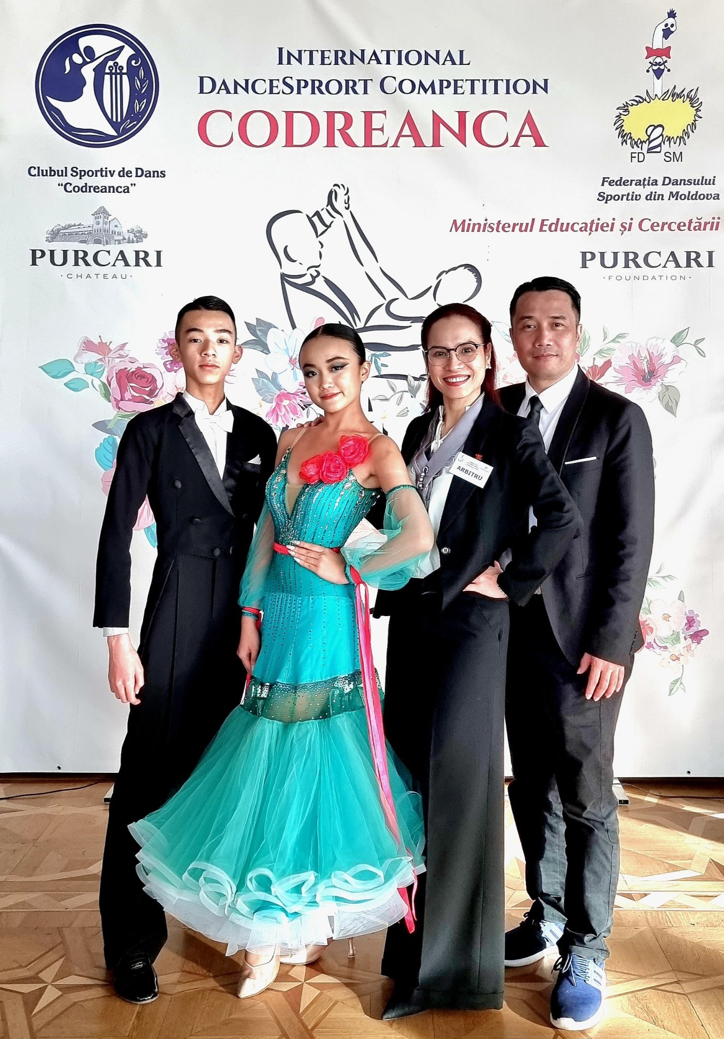 Kiện tướng Hồng Việt - Thu Trang (phải) cùng hai học trò Gia Bảo - Châu Anh. Ảnh: Nhân vật cung cấp Hoc-tro-Hong-Viet-Thu-Trang-4466-1725161688.jpg
