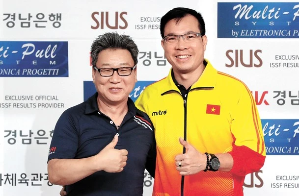HLV Park Chung-gun (trái) và cựu xạ thủ Hoàng Xuân Vinh - nhà vô địch Olympic 2016 nội dung 10m súng ngắn hơi nam. Ảnh: Yonhap