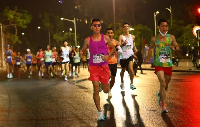 Kento Kabashima (trái) trên đường chạy VnExpress Marathon Hải Phòng sáng 15/12. Ảnh: VnExpress Marathon Hải Phòng