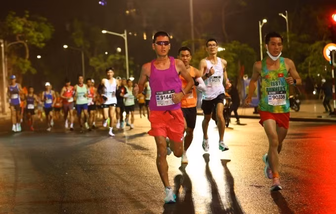 Kento Kabashima (trái) trên đường chạy VnExpress Marathon Hải Phòng sáng 15/12. Ảnh: VnExpress Marathon Hải Phòng