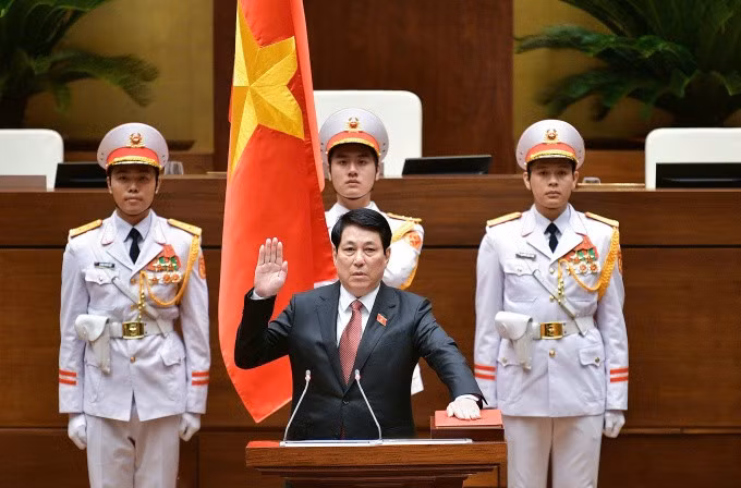 Chủ tịch nước Lương Cường thực hiện nghi lễ tuyên thệ. Ảnh: Hoàng Phong
