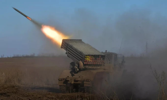 Pháo phản lực Tornado-G Nga khai hỏa về phía lực lượng Ukraine hôm 25/1. Ảnh: RIA Novosti