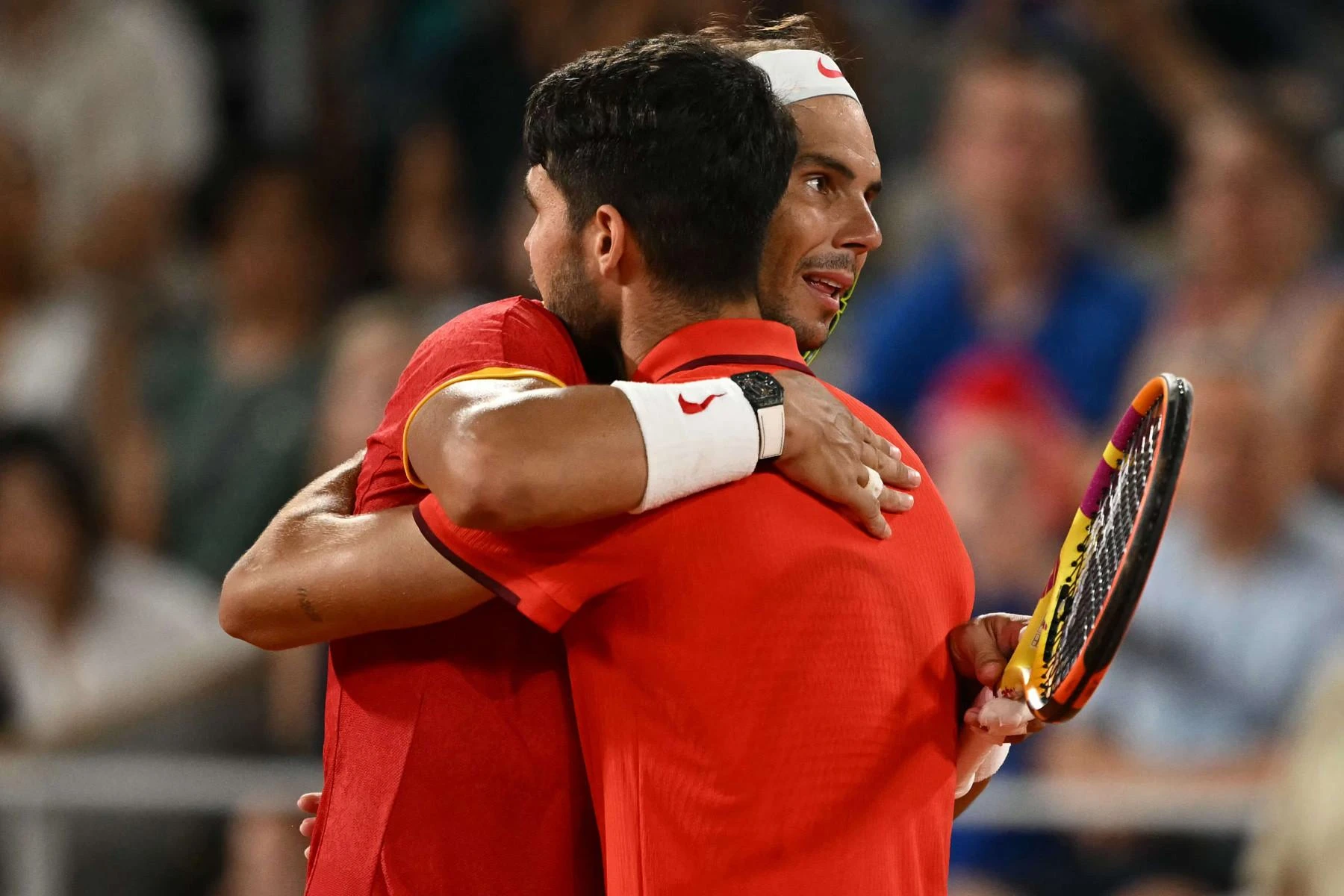 Nadal và Alcaraz an ủi nhau.