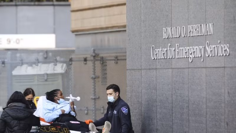 Nhân viên y tế đưa một bệnh nhân vào bệnh viện ở New York, Mỹ. (Ảnh: Tân Hoa xã)